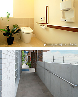 身体障害者用のトイレと玄関スロープ